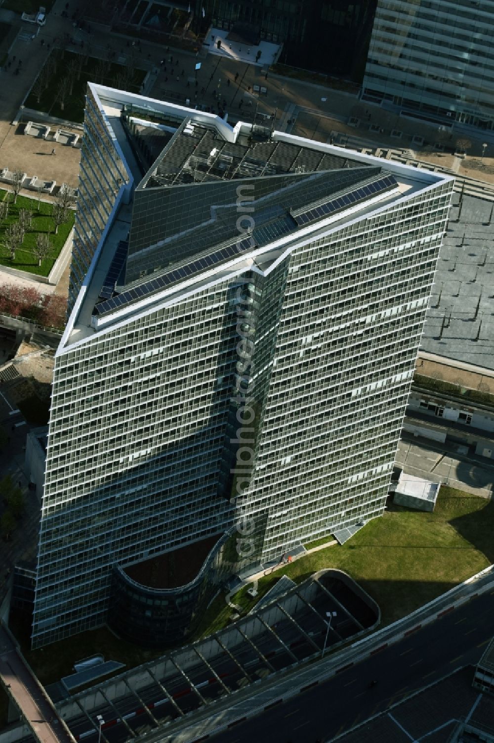 Aerial photograph Paris - Office building on Cours Michelet in the highrise and business quarter La Defense in Paris in Ile-de-France, France