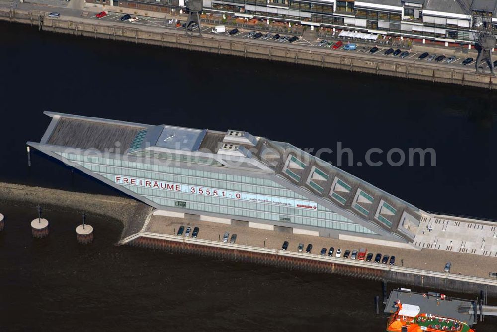 Hamburg from above - Dockland liegt dierkt am Hamburger Hafen und stellt sich somit als Tor zur Stadt dar. Alsterufer 26 20354 Hamburg Telefon/Telefax: +49 (0)40 -35551-0 Frau Karin Gutt, E-Mail: gutt@RobertVogel.de