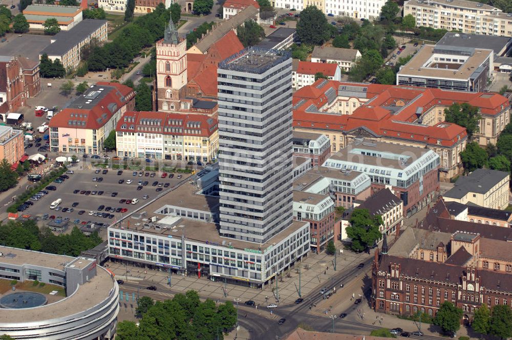 Frankfurt / Oder from the bird's eye view: Blick auf das Bürogebäude / Hochhaus und Einkaufscenter / Einkaufspassage Der Oderturm. Das Gebäude ist 88,95 Meter hoch und hat 24 Stockwerke. Erbaut wurde es in den Jahren 1968 - 1976. Auch damals diente es als Bürogebäude und beherbergte Restaurants und Einzelhandelsgeschäfte, des weiteren war es eine Unterkunft von Jugendtourist-Gästen sowie für Arbeiter. In den Jahren 1992-1994 wurde der Oderturm saniert und umgebaut. Kontakt: Der Oderturm, Hausverwaltung, Logenstraße 8, 15230 Frankfurt (Oder), Tel. +49(0)335 531012