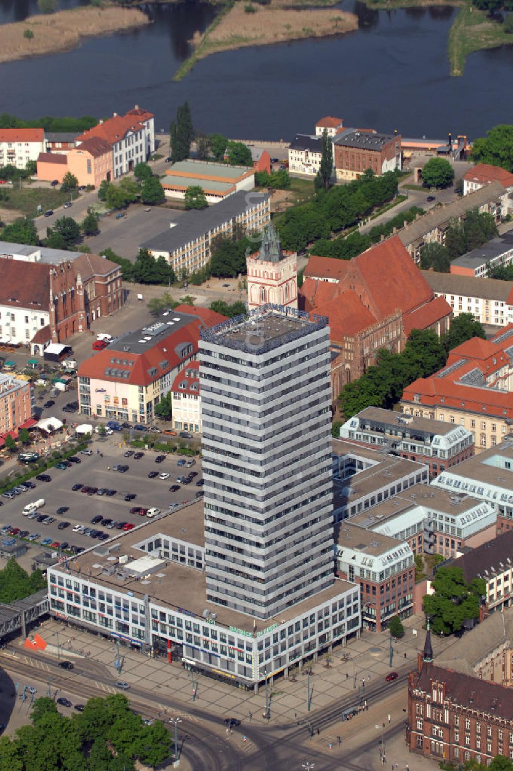 Aerial image Frankfurt / Oder - Blick auf das Bürogebäude / Hochhaus und Einkaufscenter / Einkaufspassage Der Oderturm. Das Gebäude ist 88,95 Meter hoch und hat 24 Stockwerke. Erbaut wurde es in den Jahren 1968 - 1976. Auch damals diente es als Bürogebäude und beherbergte Restaurants und Einzelhandelsgeschäfte, des weiteren war es eine Unterkunft von Jugendtourist-Gästen sowie für Arbeiter. In den Jahren 1992-1994 wurde der Oderturm saniert und umgebaut. Kontakt: Der Oderturm, Hausverwaltung, Logenstraße 8, 15230 Frankfurt (Oder), Tel. +49(0)335 531012