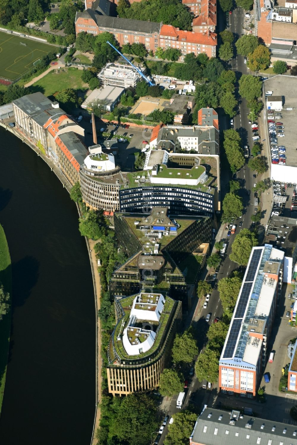 Aerial photograph Berlin - Office building of Botschaft von Bangladesch , of Jonas & Redmann Group GmbH and das Gebaeude of VHV Versicherungen on Kaiserin-Augusta-Allee in the district Mitte in Berlin, Germany