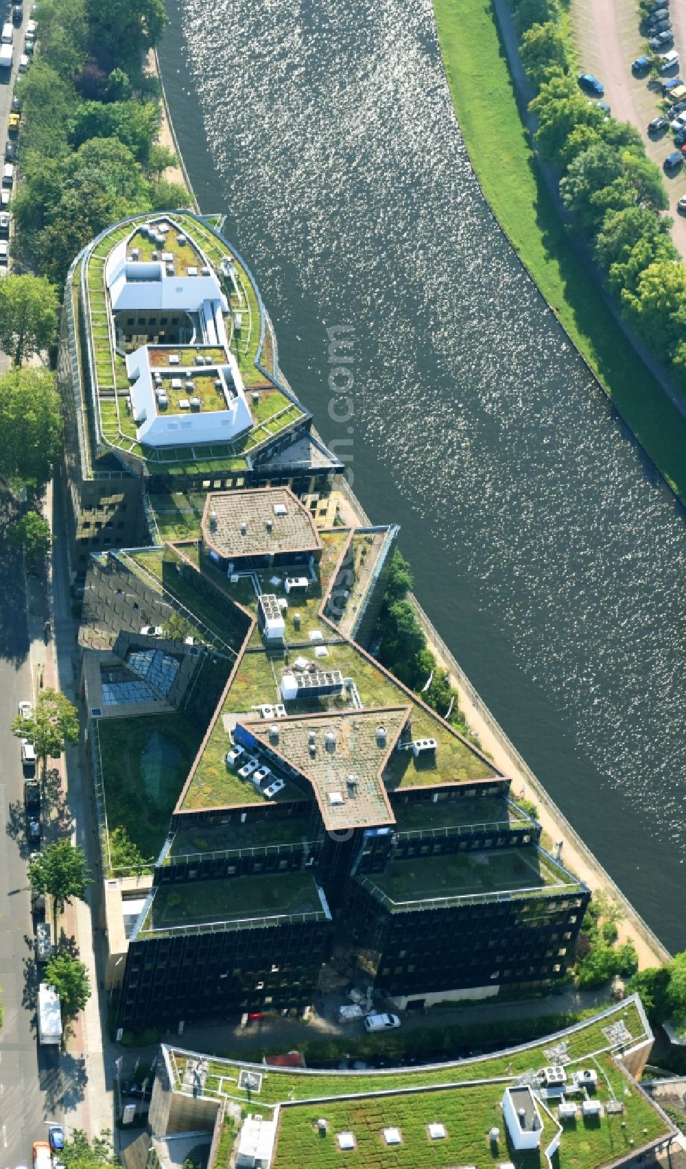 Aerial photograph Berlin - Office building of Botschaft von Bangladesch and of Jonas & Redmann Group GmbH on Kaiserin-Augusta-Allee in the district Mitte in Berlin, Germany