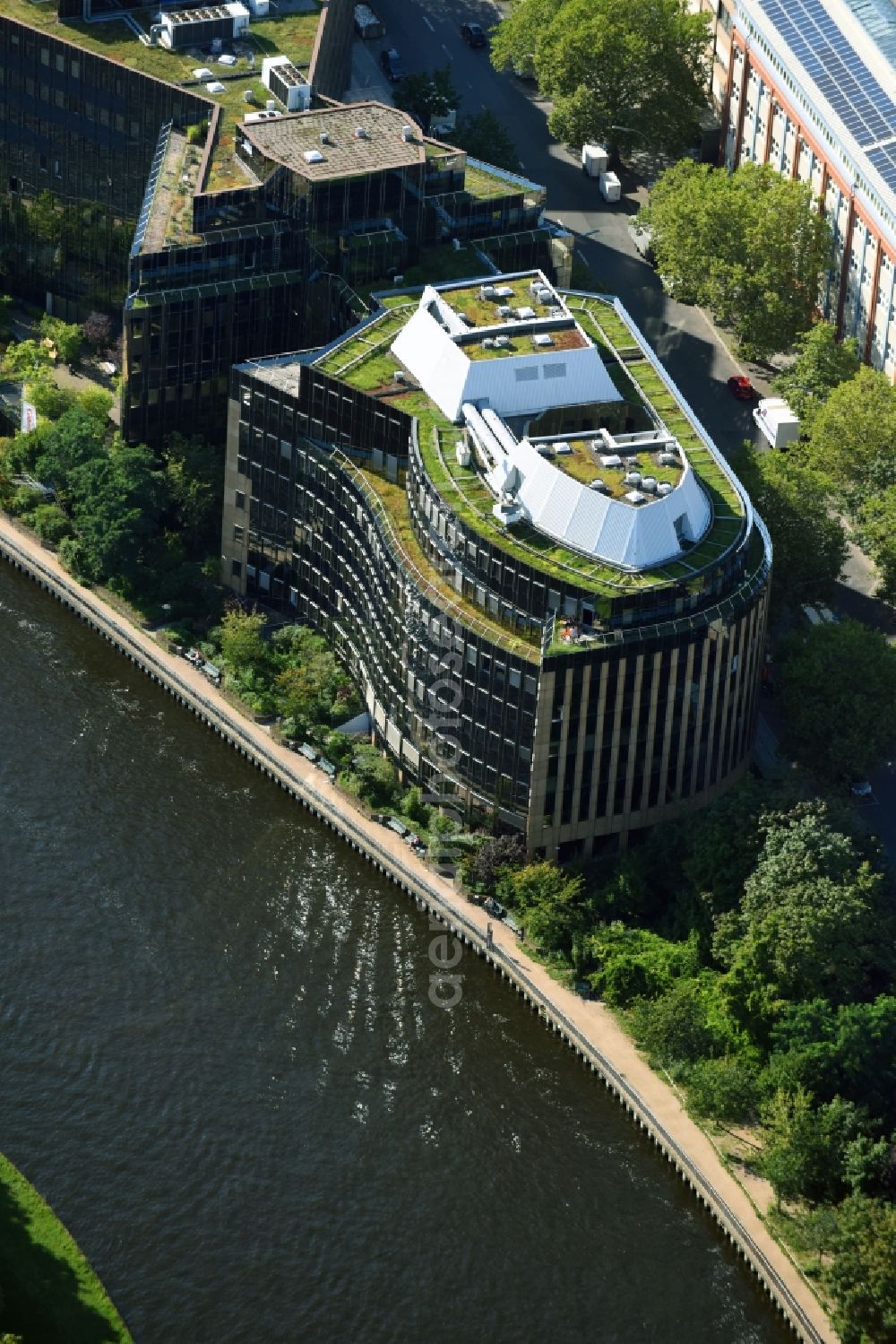 Aerial photograph Berlin - Office building of Botschaft von Bangladesch and of Jonas & Redmann Group GmbH on Kaiserin-Augusta-Allee in the district Mitte in Berlin, Germany