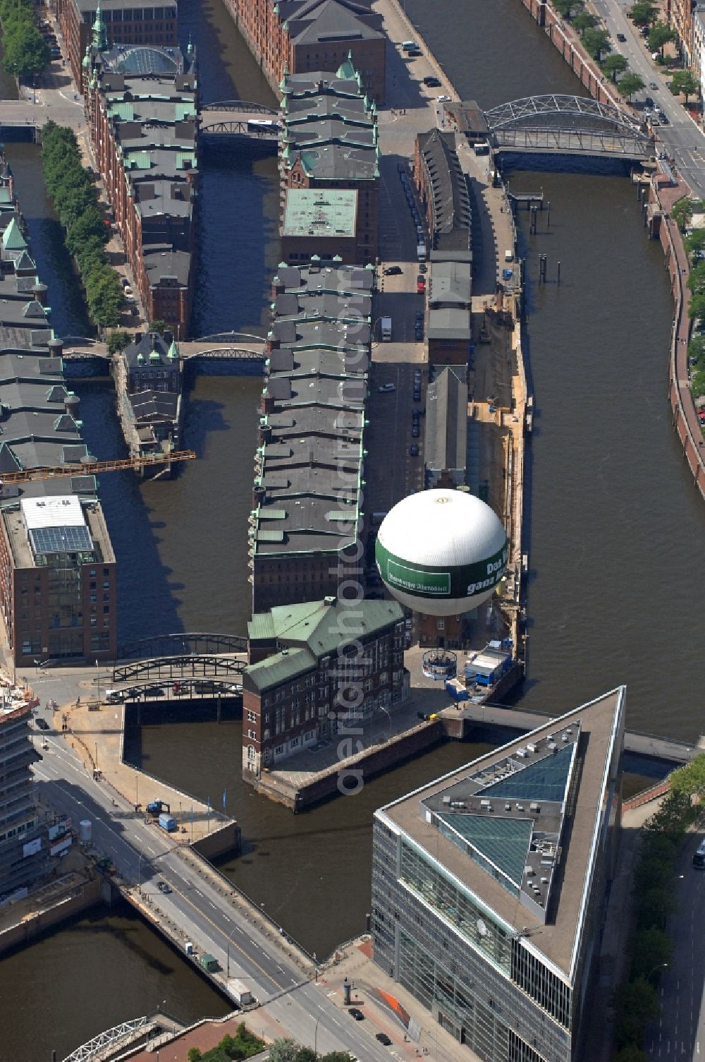 Hamburg from above - Office building DOC Deichtor Office Center on Willy-Brandt-Strasse - Deichtorplatz in the district Altstadt in Hamburg, Germany