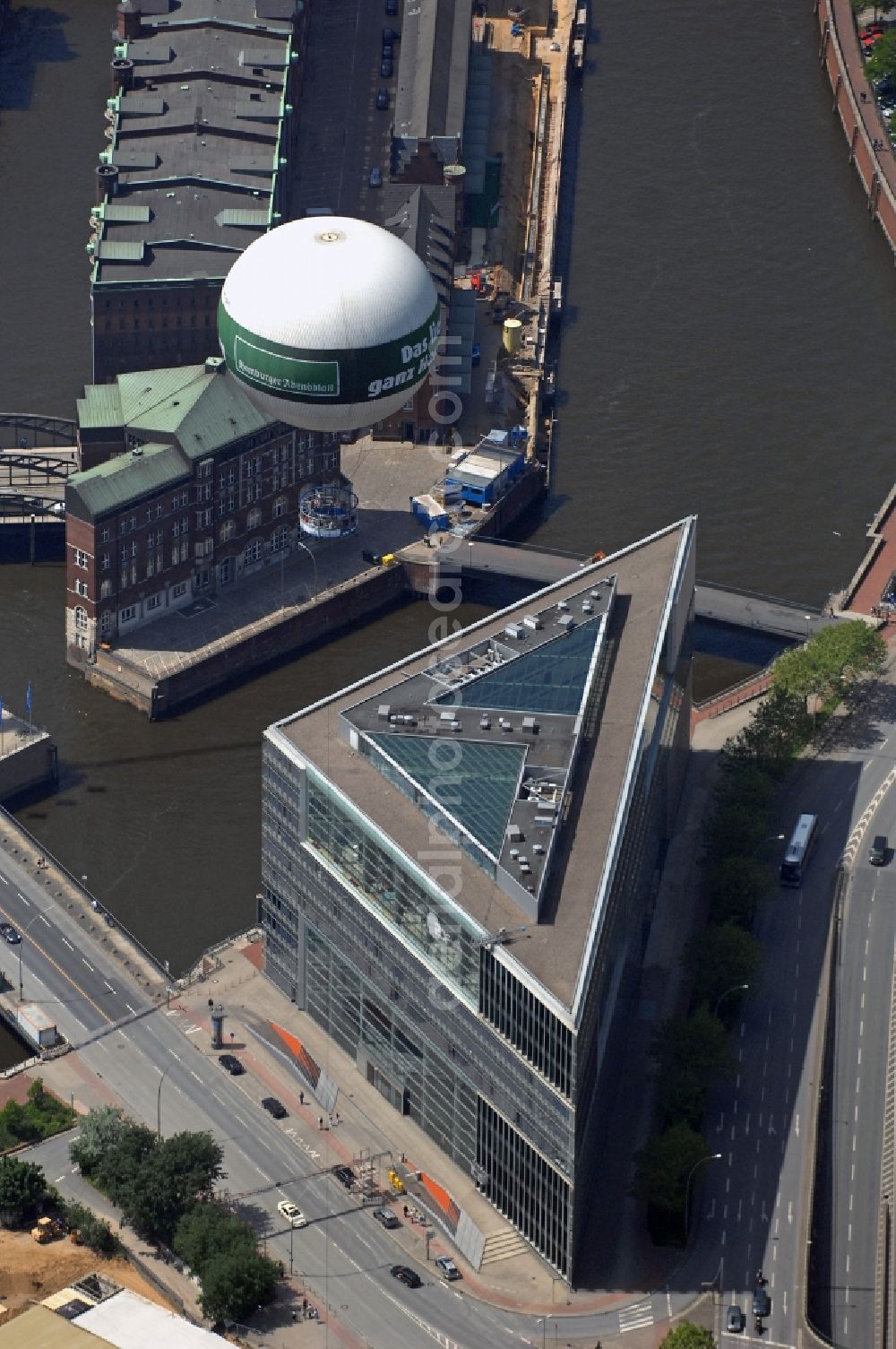 Hamburg from the bird's eye view: Office building DOC Deichtor Office Center on Willy-Brandt-Strasse - Deichtorplatz in the district Altstadt in Hamburg, Germany