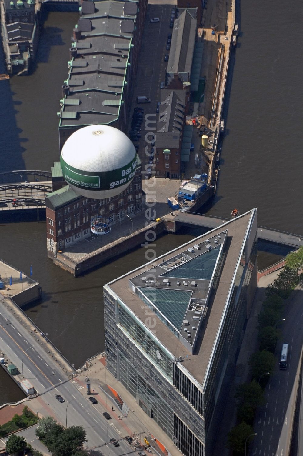 Aerial photograph Hamburg - Office building DOC Deichtor Office Center on Willy-Brandt-Strasse - Deichtorplatz in the district Altstadt in Hamburg, Germany