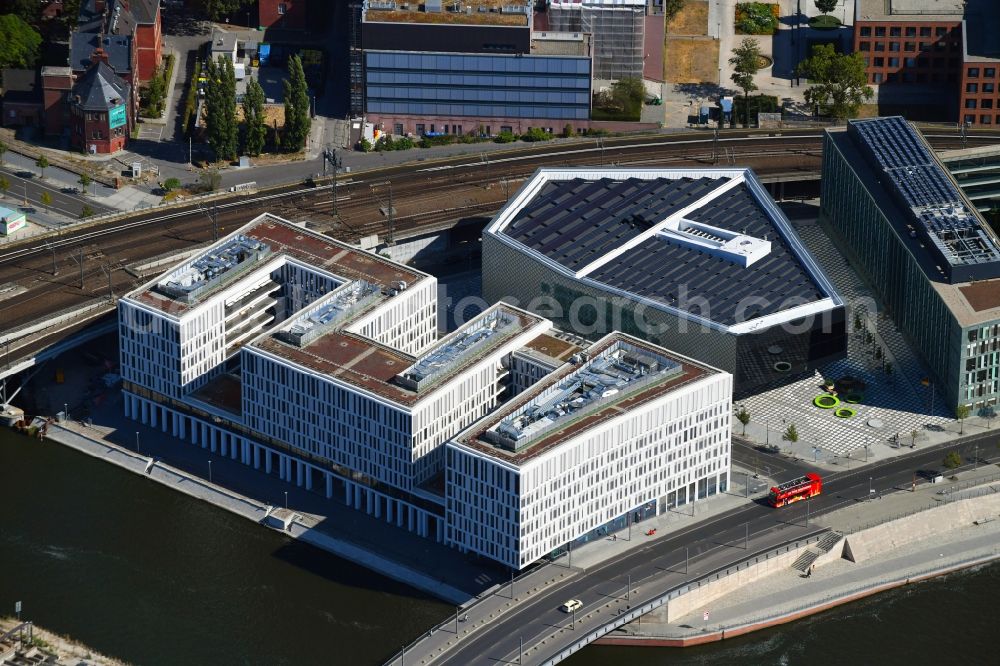 Berlin from the bird's eye view: Office building HumboldtHafenEins on Alexanderufer in the district Mitte in Berlin, Germany