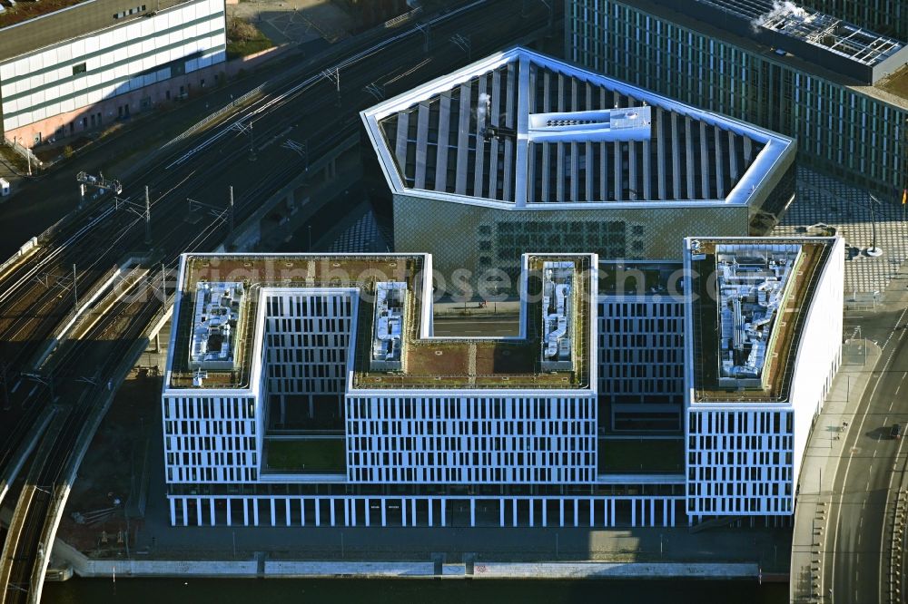 Berlin from the bird's eye view: Office building HumboldtHafenEins on Alexanderufer in the district Mitte in Berlin, Germany