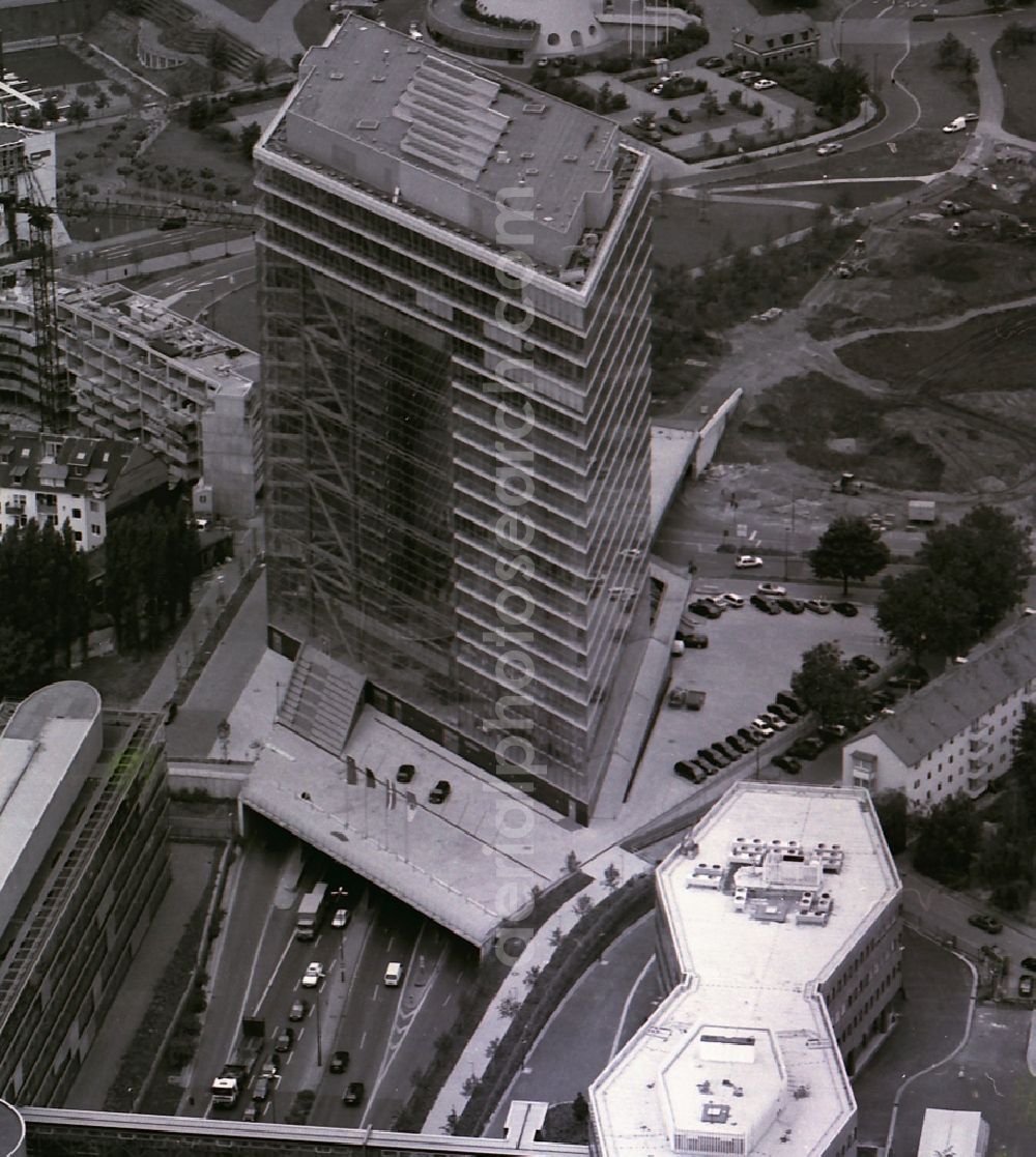 Düsseldorf from above - Office building Ministerium fuer Verkehr on Stadttor in Duesseldorf in the state North Rhine-Westphalia, Germany