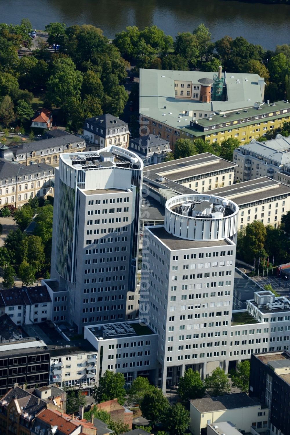 Offenbach am Main from the bird's eye view: Office building der HypoVereinsbank on Berliner Strasse in Offenbach am Main in the state Hesse