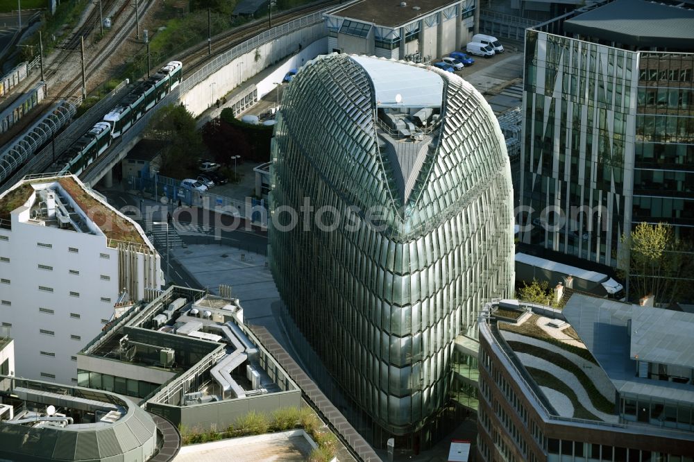 Paris Issy-les-Moulineaux from the bird's eye view: Office building Bouygues Immobilier on Boulevard Gallieni in Paris Issy-les-Moulineaux in Ile-de-France, France