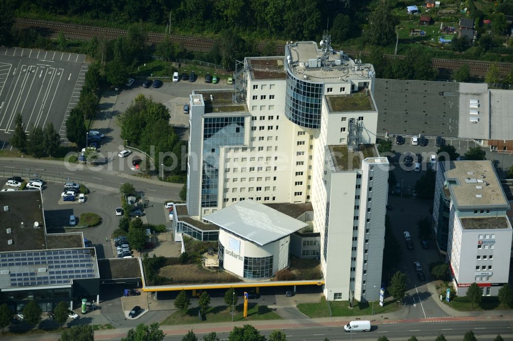 Chemnitz from the bird's eye view: Office building of Solaris Verwaltungs Gmbh and B2B Technologies in Chemnitz in the state of Saxony. The white building complex is located in a commercial area on Neefestrasse