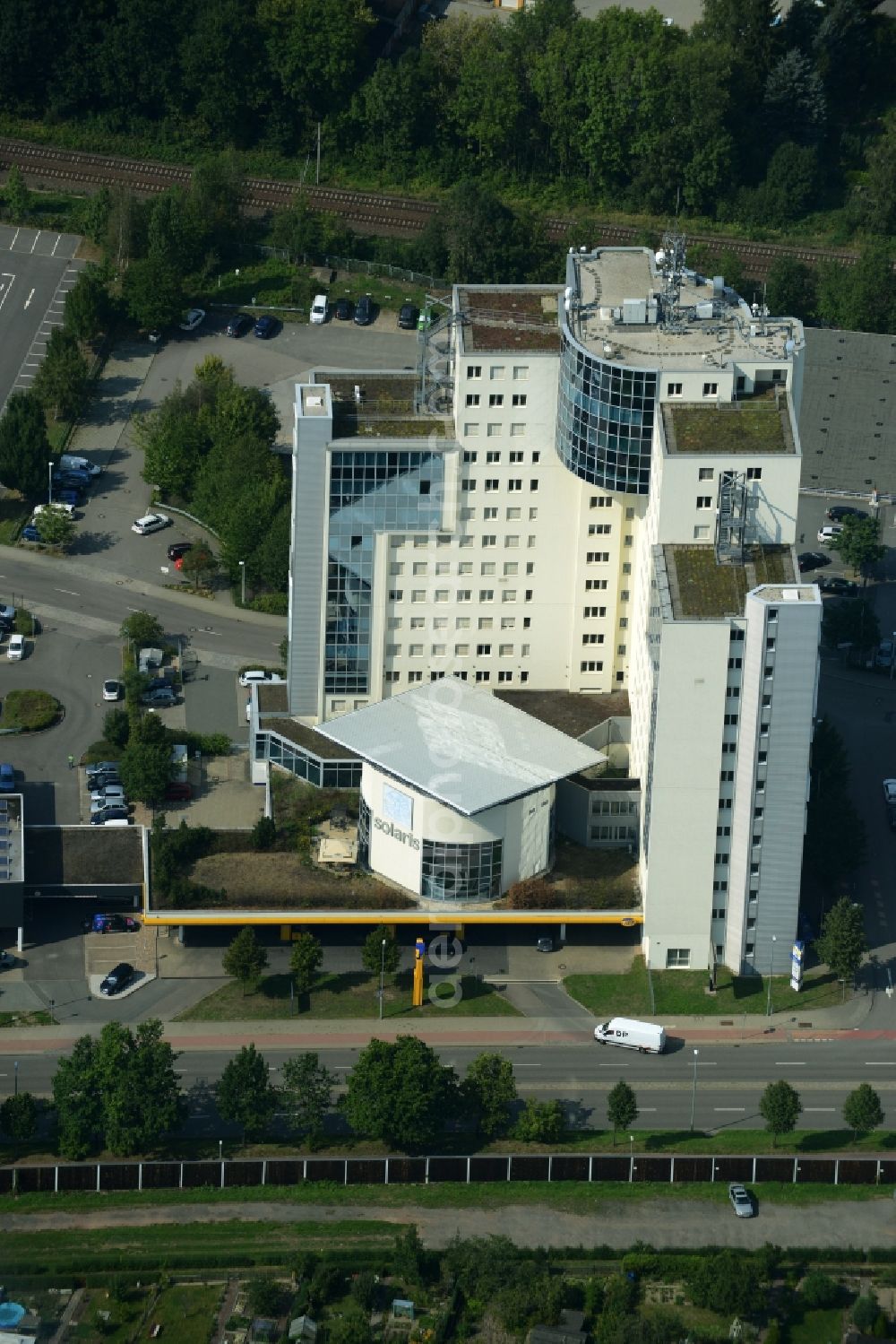 Aerial image Chemnitz - Office building of Solaris Verwaltungs Gmbh and B2B Technologies in Chemnitz in the state of Saxony. The white building complex is located in a commercial area on Neefestrasse