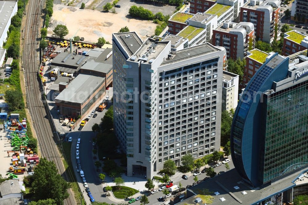 Frankfurt am Main from the bird's eye view: Office building of State Street Bank International GmbH on Solmsstrasse in Frankfurt in the state Hesse, Germany