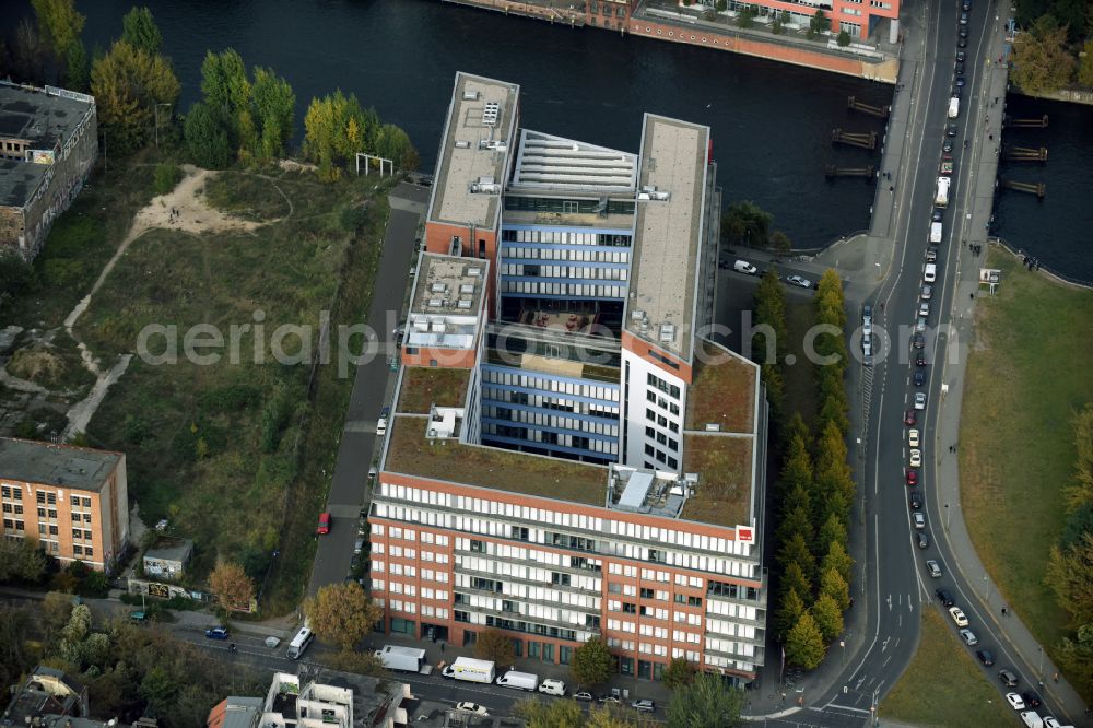 Berlin from above - Office building ver.di Landesbezirk Berlin-Brandenburg on Koepenicker Strasse - Paula-Thiede-Ufer in Berlin, Germany