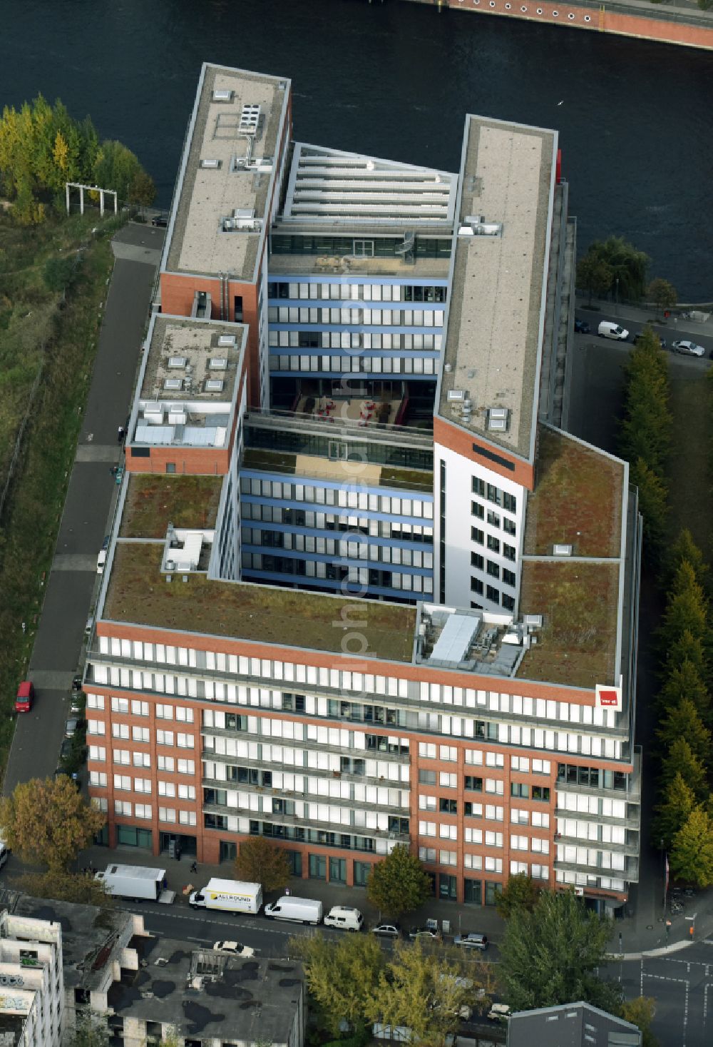 Berlin from the bird's eye view: Office building ver.di Landesbezirk Berlin-Brandenburg on Koepenicker Strasse - Paula-Thiede-Ufer in Berlin, Germany