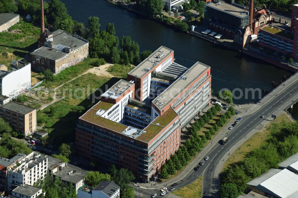 Aerial image Berlin - Office building ver.di Landesbezirk Berlin-Brandenburg on Koepenicker Strasse - Paula-Thiede-Ufer in Berlin, Germany