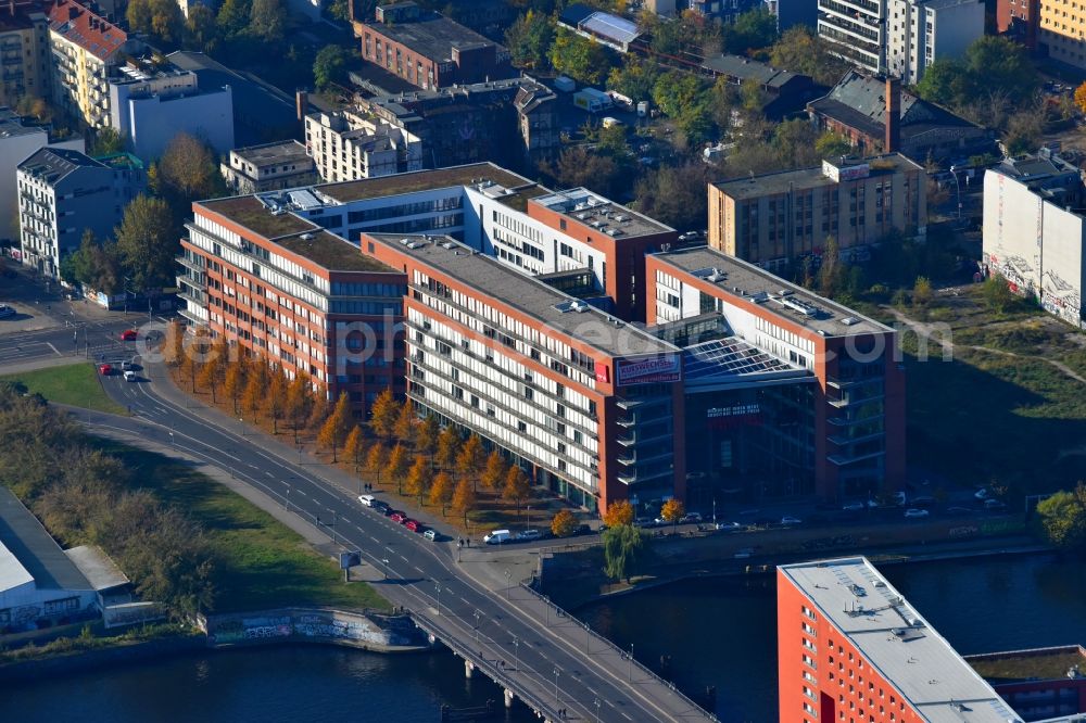 Aerial image Berlin - Office building ver.di Landesbezirk Berlin-Brandenburg on Koepenicker Strasse - Paula-Thiede-Ufer in Berlin, Germany