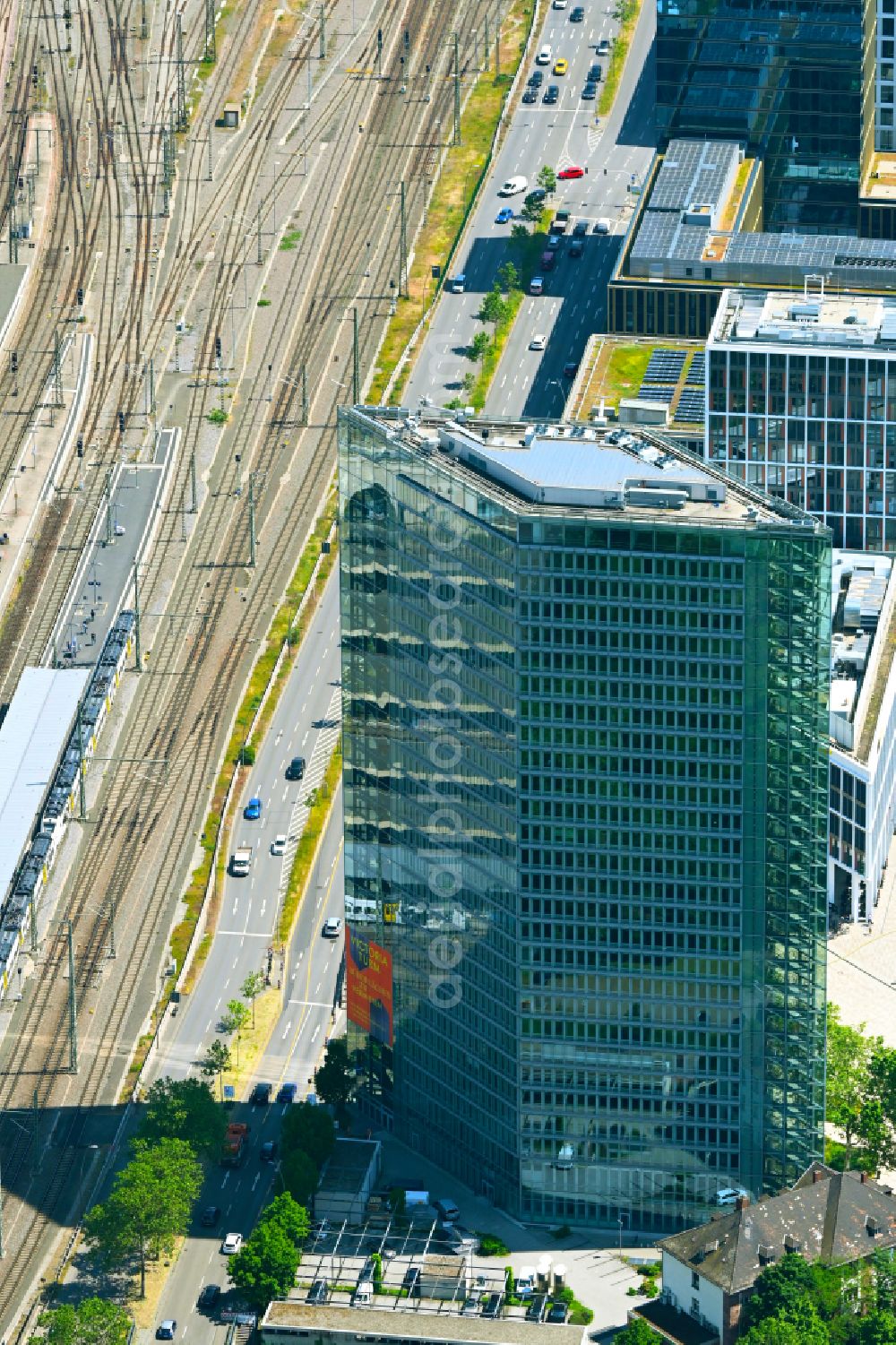 Mannheim from the bird's eye view: Office building Victoria Turm in the district Lindenhof in Mannheim in the state Baden-Wurttemberg, Germany