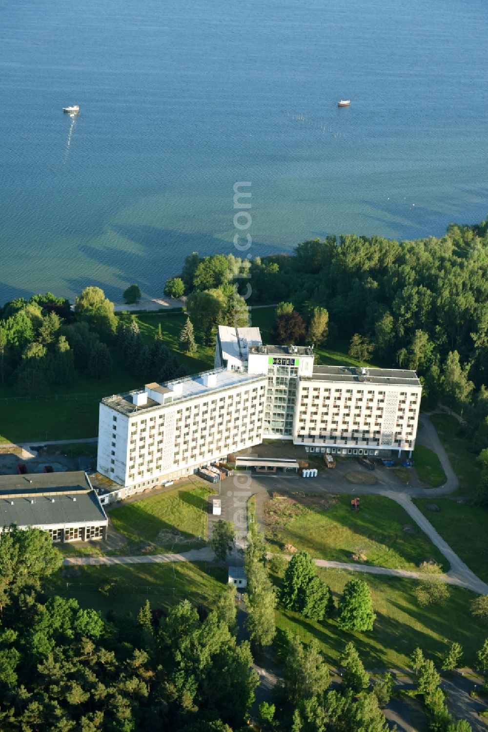 Aerial image Klink - Office building of the administrative house and business house white quick Mueritz navigation & Tschu Tschu road in shutting in the federal state Mecklenburg-West Pomerania, Germany