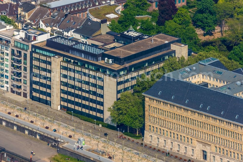 Aerial photograph Düsseldorf - Office building on Mannesmannufer on shore of rhine in the district Carlstadt in Duesseldorf in the state North Rhine-Westphalia, Germany