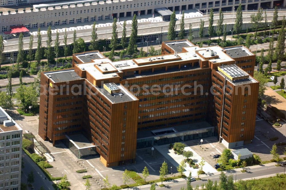 Frankfurt am Main from above - Office building Goldenes Haus at the street Theodor-Heuss-Allee 80 in Frankfurt at the Main in Hesse