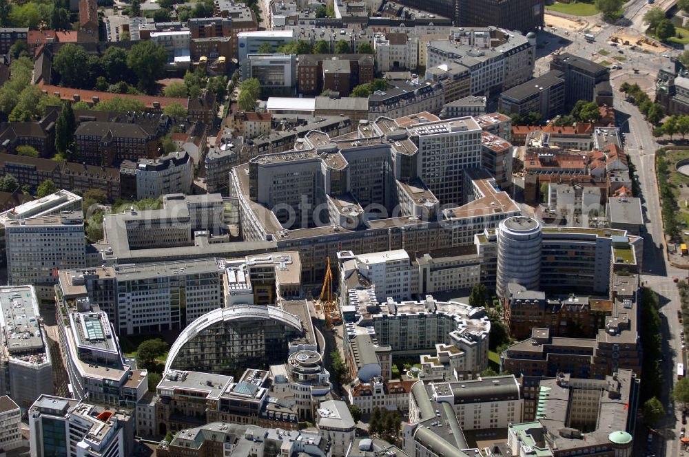 Hamburg from above - Blick in die ABC-Strasse, die älteste Strasse Hamburgs im Stadtteil Neustadt. Das halbrund Bürogebäude ist der Sitz der Google Germany GmbH. Kontakt: ABC-Strasse 19, 20354 Hamburg, Tel: +49(0)40 808179 000, Fax: +49(0)40 4921919