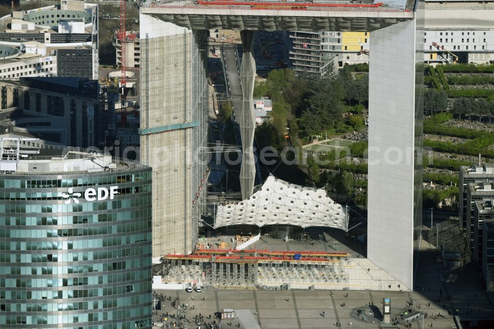 Aerial photograph Paris - Office building Grande Arche in the business quarter of highrise buildings La Défense in Paris in Ile-de-France, France. It is home to the ministry of commerce and traffic, to offices and the human rights association