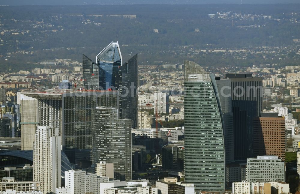 Aerial photograph Paris Courbevoie - Office building Grande Arche in the business quarter of highrise buildings La Defense in Paris in Ile-de-France, France. It is home to the ministry of commerce and traffic, to offices and the human rights association