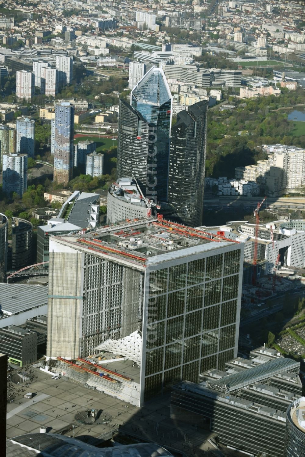 Aerial photograph Paris Puteaux - Office building Grande Arche in the business quarter of highrise buildings La Défense in Puteaux in Ile-de-France, France. It is home to the ministry of commerce and traffic, to offices and the human rights association