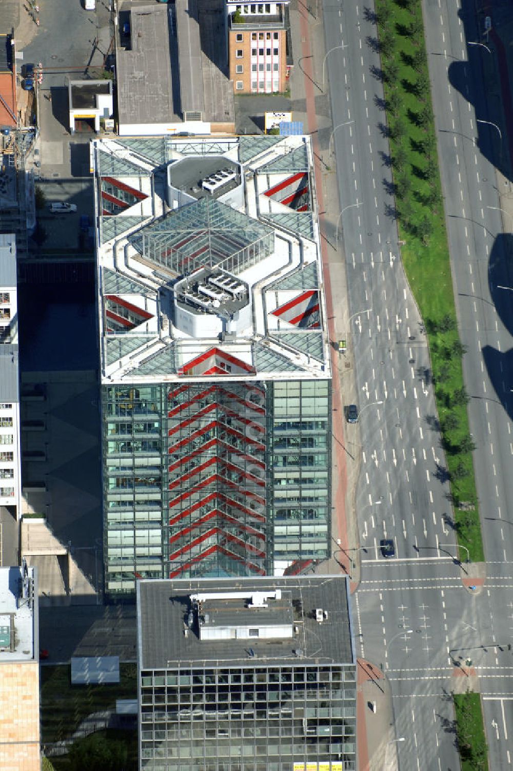 Hamburg from above - Blick auf Büro- und Geschäftsgebäude in Hammerbrook, Heidenkampsweg 58. Ansprechpartner: CORPUS SIREO, Asset Management GmbH, An der Welle 3, 60322 Frankfurt am Main, Tel. +49(0)69 48005 0, Fax +49(0)69 48005 102, Email: frankfurt@corpussireo.com