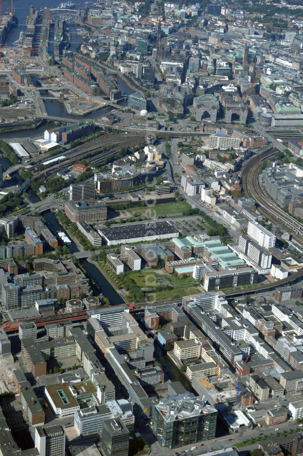 Aerial photograph Hamburg - Blick auf Büro- und Geschäftsgebäude in Hammerbrook, Heidenkampsweg 58, mit Blick auf den Hamburger Hafen. Ansprechpartner: CORPUS SIREO, Asset Management GmbH, An der Welle 3, 60322 Frankfurt am Main, Tel. +49(0)69 48005 0, Fax +49(0)69 48005 102, Email: frankfurt@corpussireo.com