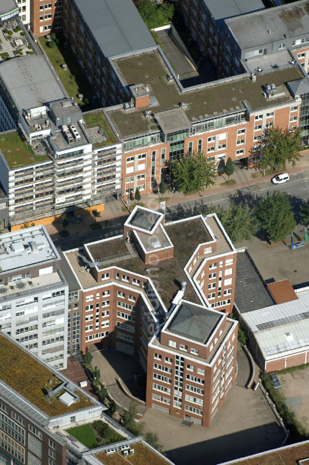 Hamburg from above - Blick auf ein Büro- und Geschäftsgebäude in Hammerbrook, Süderstrasse 24. Ansprechpartner: CORPUS SIREO, Asset Management GmbH, An der Welle 3, 60322 Frankfurt am Main, Tel. +49(0)69 48005 0, Fax +49(0)69 48005 102, Email: frankfurt@corpussireo.com