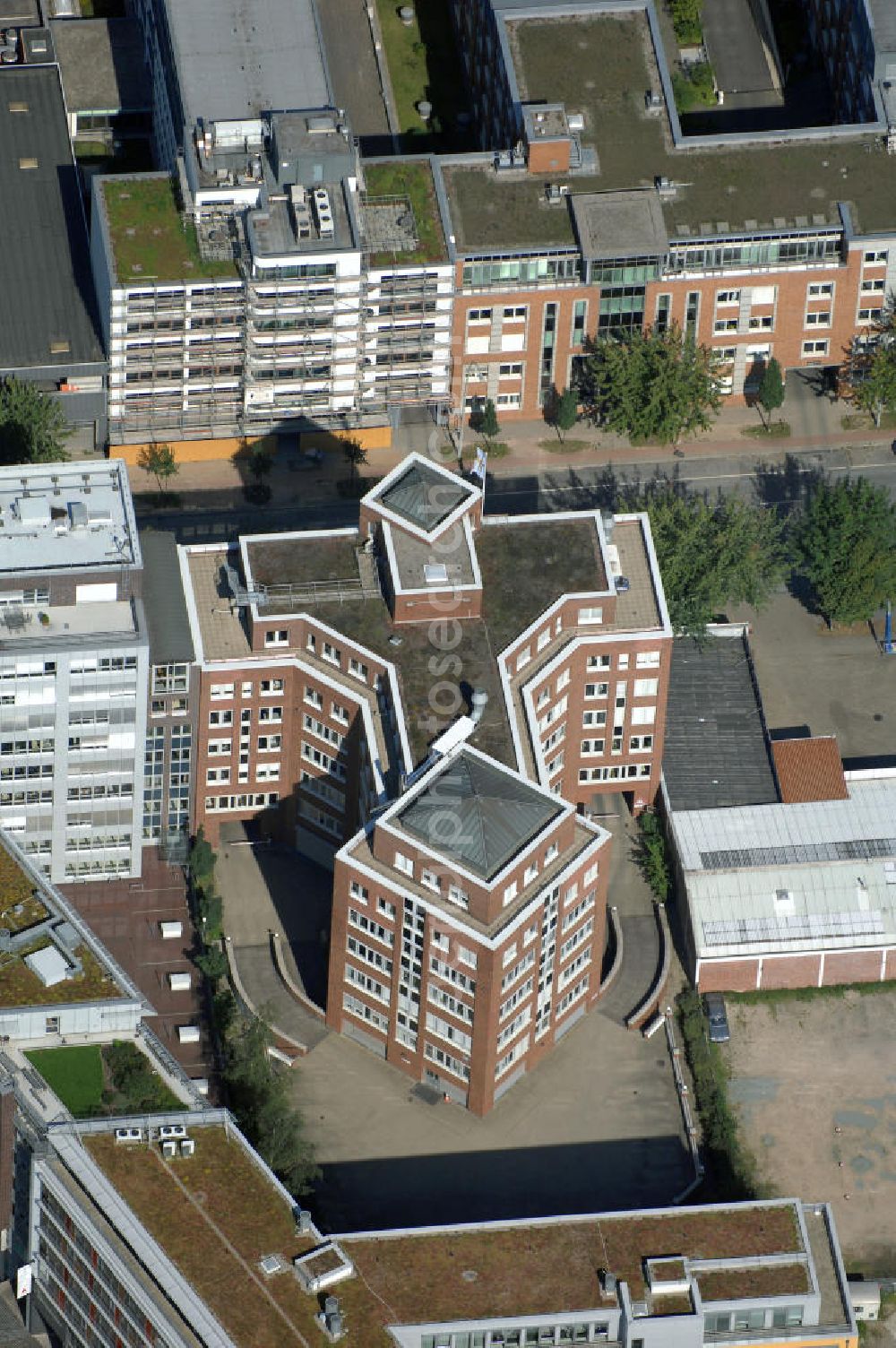 Hamburg from the bird's eye view: Blick auf ein Büro- und Geschäftsgebäude in Hammerbrook, Süderstrasse 24. Ansprechpartner: CORPUS SIREO, Asset Management GmbH, An der Welle 3, 60322 Frankfurt am Main, Tel. +49(0)69 48005 0, Fax +49(0)69 48005 102, Email: frankfurt@corpussireo.com