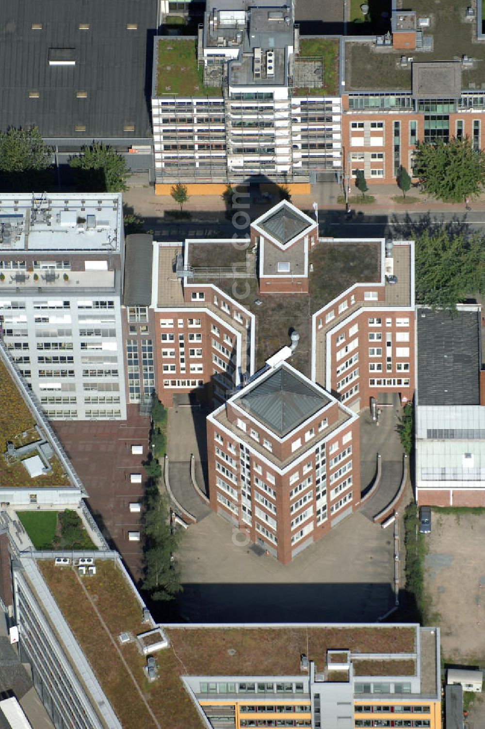 Aerial photograph Hamburg - Blick auf ein Büro- und Geschäftsgebäude in Hammerbrook, Süderstrasse 24. Ansprechpartner: CORPUS SIREO, Asset Management GmbH, An der Welle 3, 60322 Frankfurt am Main, Tel. +49(0)69 48005 0, Fax +49(0)69 48005 102, Email: frankfurt@corpussireo.com