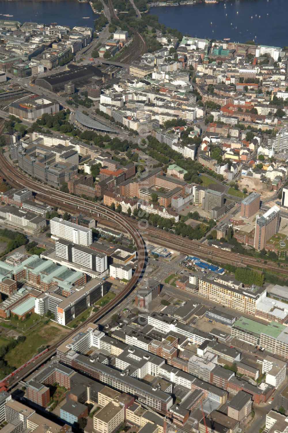 Aerial photograph Hamburg - Blick über Büro- und Geschäftsgebäude in Hammerbrook, Gotenstrasse 10-12 und Frankenstrasse 3-7 auf die Altstadt mit der Binnenalster und Außenalster. Ansprechpartner: CORPUS SIREO, Asset Management GmbH, An der Welle 3, 60322 Frankfurt am Main, Tel. +49(0)69 48005 0, Fax +49(0)69 48005 102, Email: frankfurt@corpussireo.com