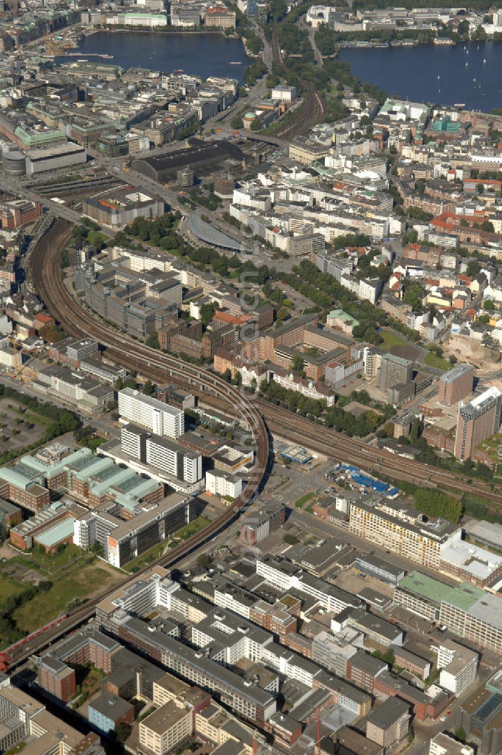 Hamburg from above - Blick über Büro- und Geschäftsgebäude in Hammerbrook, Gotenstrasse 10-12 und Frankenstrasse 3-7 auf die Altstadt mit der Binnenalster und Außenalster. Ansprechpartner: CORPUS SIREO, Asset Management GmbH, An der Welle 3, 60322 Frankfurt am Main, Tel. +49(0)69 48005 0, Fax +49(0)69 48005 102, Email: frankfurt@corpussireo.com