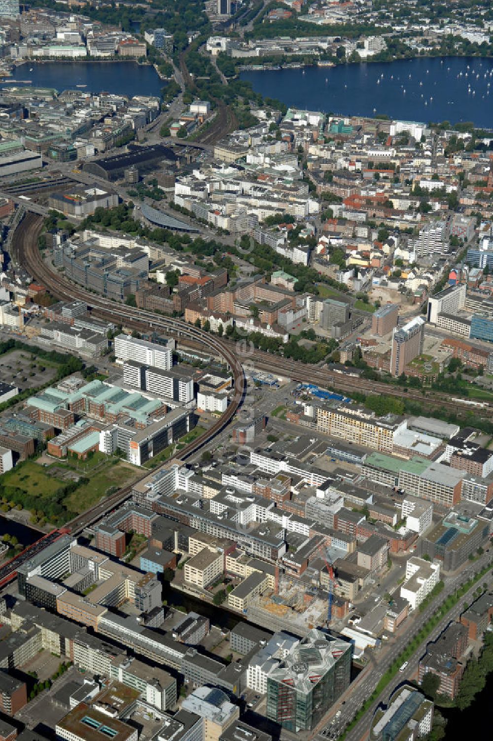 Aerial image Hamburg - Blick auf Büro- und Geschäftsgebäude in Hammerbrook, Heidenkampsweg 58, mit Blick auf die Binnenalster und Außenalster. Ansprechpartner: CORPUS SIREO, Asset Management GmbH, An der Welle 3, 60322 Frankfurt am Main, Tel. +49(0)69 48005 0, Fax +49(0)69 48005 102, Email: frankfurt@corpussireo.com