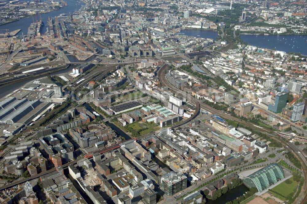 Aerial photograph Hamburg - Blick auf Büro- und Geschäftsgebäude in Hammerbrook, Heidenkampsweg 58, mit Blick auf den Hamburger Hafen mit Binnenalster und Außenalster. Ansprechpartner: CORPUS SIREO, Asset Management GmbH, An der Welle 3, 60322 Frankfurt am Main, Tel. +49(0)69 48005 0, Fax +49(0)69 48005 102, Email: frankfurt@corpussireo.com