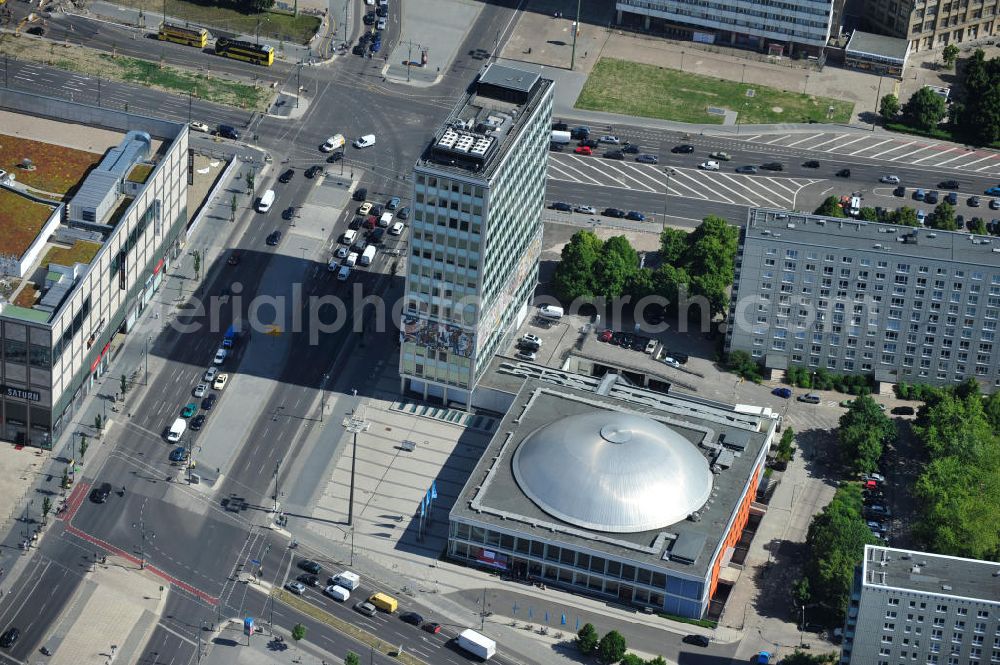 Aerial photograph Berlin - Blick auf das Bürogebäude - Hochhaus Haus des Lehrers mit der Kongresshalle des Berliner Congress Center (bcc) am Alexanderplatz in Mitte. Die Besonderheit des Gebäudes ist ein umlaufender Fries zwischen dem zweiten und fünften Obergeschoss, im Volksmund „Bauchbinde“ genannt. Dieser von Walter Womacka in Anlehnung an mexikanische Wandbilder entworfene Fries mit dem Namen Unser Leben zeigt Darstellungen aus dem gesellschaftlichen Leben in der DDR. Mit sieben Metern Höhe und 125 Metern Länge zählt es zu den größten Kunstwerken Europas. Der gesamte Gebäudekomplex der WBM Wohnungsbaugesellschaft Berlin-Mitte mbH steht unter Denkmalschutz. Office building - building the teacher's house with the Congress Hall of the Berliner Congress Center in Berlin - Mitte.