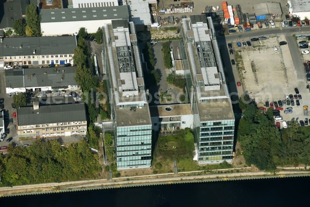 Berlin from the bird's eye view: Office building on the Northern riverbank of Teltowkanal in the Tempelhof part of Berlin. The complex is home to several IT-businesses and has a distinct glass front