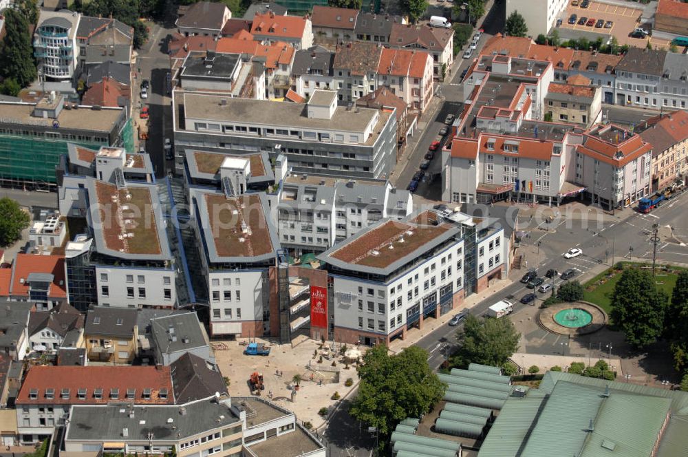 Neustadt an der Weinstraße from the bird's eye view: Blick auf das Verwaltungsgebäude / Bürogebäude der Versicherungskammer Bayern an der Landauer Straße gegenüber eines Brunnen / Springbrunnen.