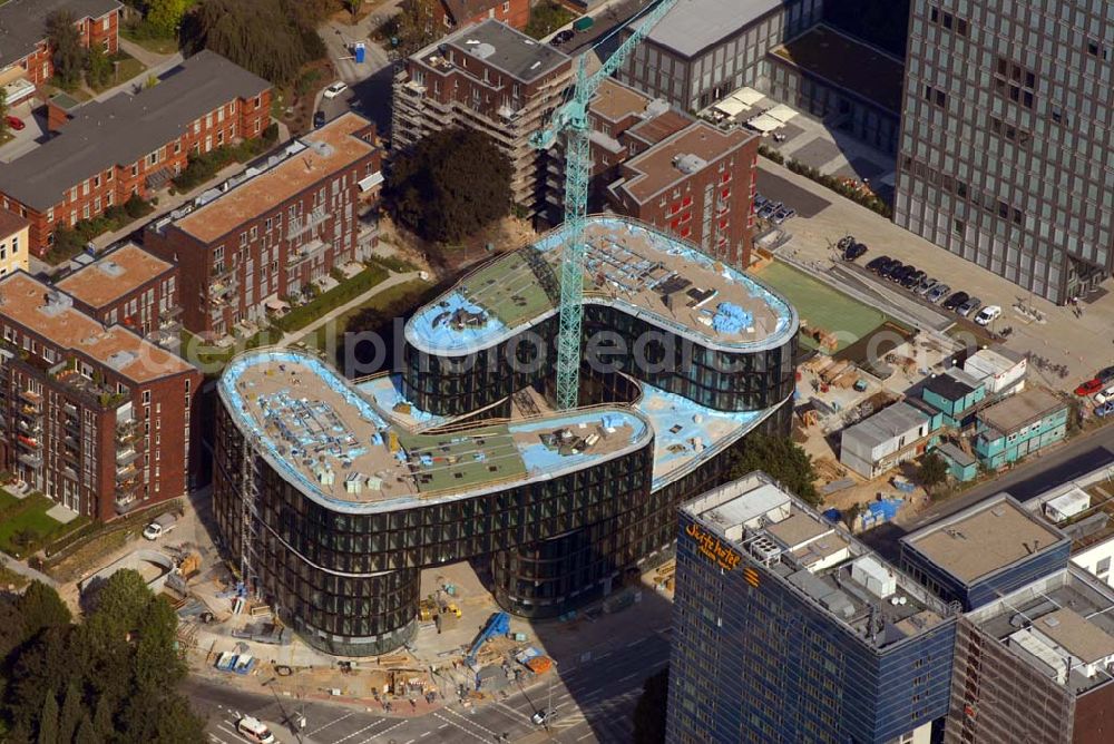 Aerial photograph Hamburg - Blick auf das Bürogebäude Lübeckertordamm Hamburg. Bauherr: L.T.D. Lübeckertordamm Entwicklungs-GmbH vertreten durch VKB Versicherungskammer Bayern und HIH Hamburgische Projektentwicklung GmbH. In Hamburg St. Georg entsteht auf dem ehemaligen Grundstück des allgemeinen Krankenhauses St. Georg ein Büro- und Geschäftsgebäude mit ca. 18.000 m² oberirdischer und ca. 7.000 m² unterirdischer BGF. Das aus zwei bumerangähnlichen Gebäudeflügeln bestehende Bürogebäude besteht aus Tiefgarage, Erdgeschoss und 6 Obergeschossen. Auf dem Dachgeschoss befinden sich Technikaufbauten. Die Besonderheit des Entwurfs der Architekten Pysall – Ruge liegt jedoch in der 90° Drehung der Bumeranggrundrisse im 3. OG, die dann als brückenartige Abfangkonstruktion über den 15 m hohen Hofeingängen die Lasten der darüber liegenden Bürogeschosse tragen.