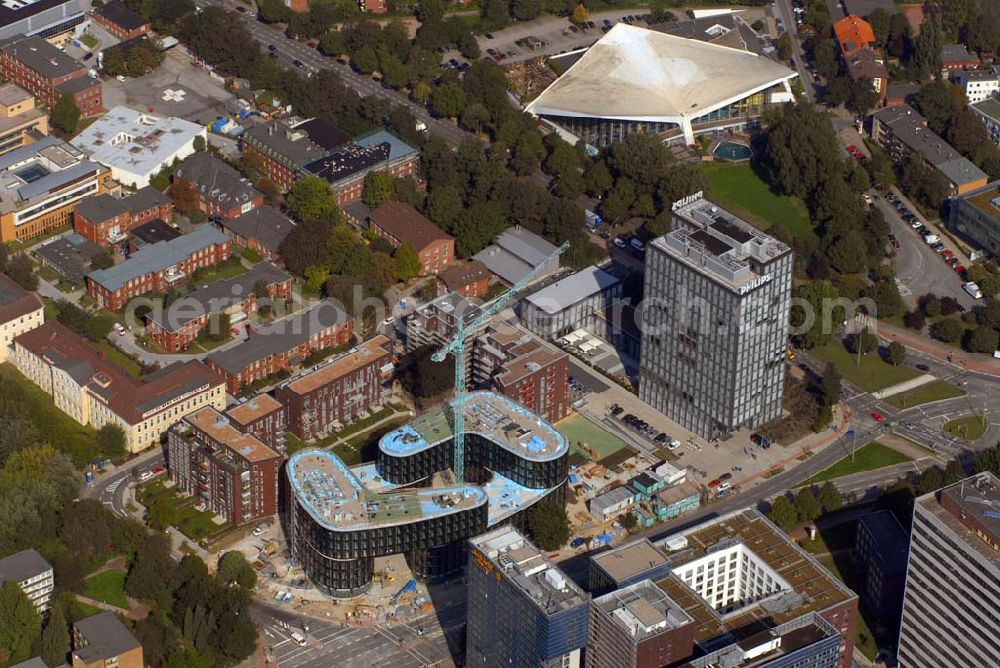 Hamburg from the bird's eye view: Blick auf das Bürogebäude Lübeckertordamm Hamburg. Bauherr: L.T.D. Lübeckertordamm Entwicklungs-GmbH vertreten durch VKB Versicherungskammer Bayern und HIH Hamburgische Projektentwicklung GmbH. In Hamburg St. Georg entsteht auf dem ehemaligen Grundstück des allgemeinen Krankenhauses St. Georg ein Büro- und Geschäftsgebäude mit ca. 18.000 m² oberirdischer und ca. 7.000 m² unterirdischer BGF. Das aus zwei bumerangähnlichen Gebäudeflügeln bestehende Bürogebäude besteht aus Tiefgarage, Erdgeschoss und 6 Obergeschossen. Auf dem Dachgeschoss befinden sich Technikaufbauten. Die Besonderheit des Entwurfs der Architekten Pysall – Ruge liegt jedoch in der 90° Drehung der Bumeranggrundrisse im 3. OG, die dann als brückenartige Abfangkonstruktion über den 15 m hohen Hofeingängen die Lasten der darüber liegenden Bürogeschosse tragen.