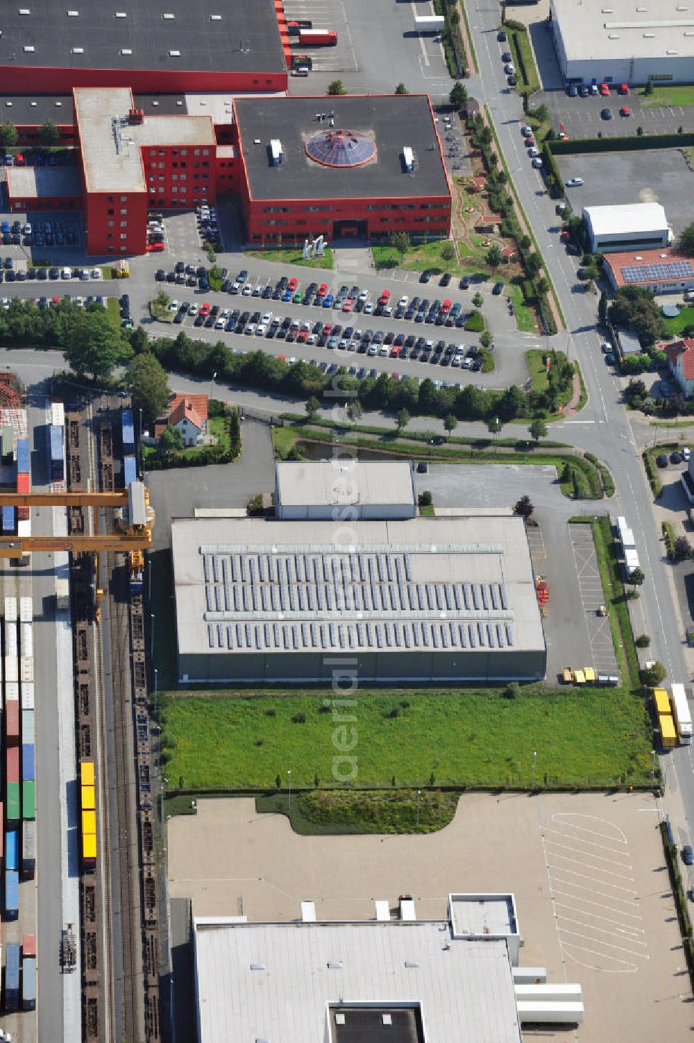 Aerial photograph Bönen - Bürogebäude mit Logistikhalle an der Weetfelder Straße 41 in Bönen in Nordrhein-Westfalen / North Rhine-Westphalia. Ein Projekt der Unternehmensgruppe Markus Gerold. Mieter ist die TNT Innight GmbH & Co. KG.