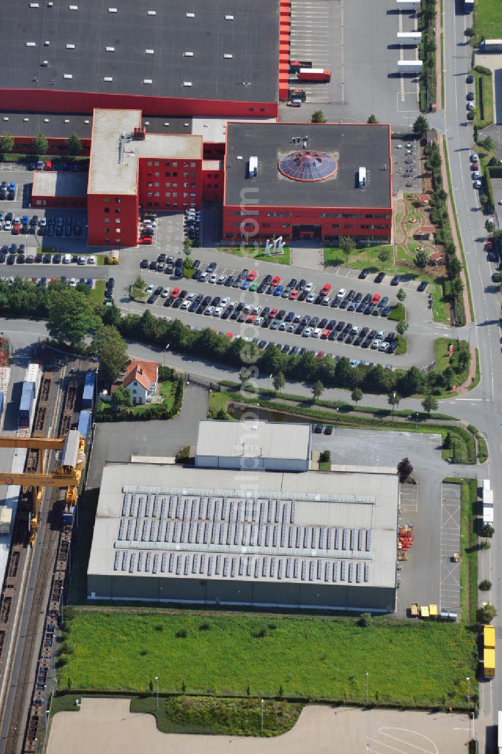 Bönen from above - Bürogebäude mit Logistikhalle an der Weetfelder Straße 41 in Bönen in Nordrhein-Westfalen / North Rhine-Westphalia. Ein Projekt der Unternehmensgruppe Markus Gerold. Mieter ist die TNT Innight GmbH & Co. KG.