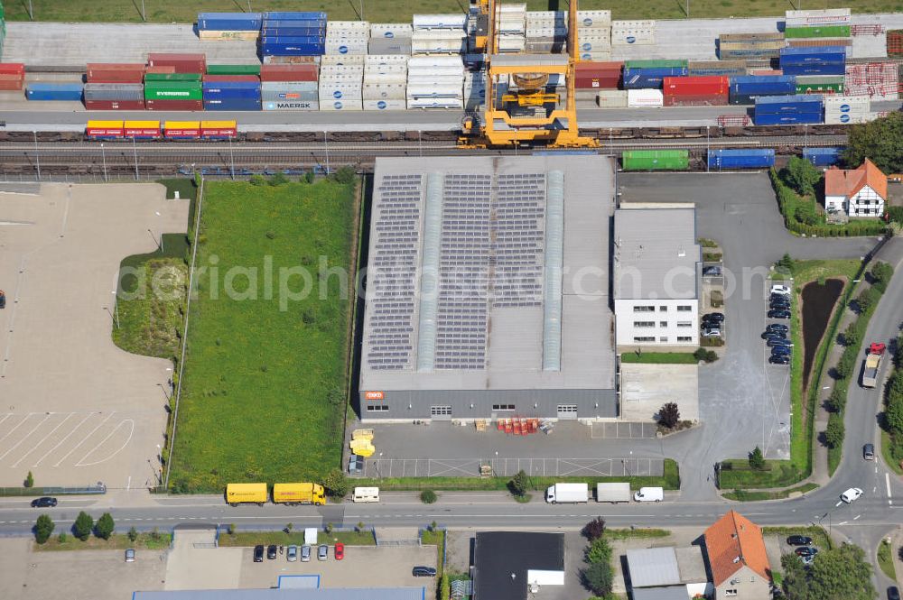 Bönen from the bird's eye view: Bürogebäude mit Logistikhalle an der Weetfelder Straße 41 in Bönen in Nordrhein-Westfalen / North Rhine-Westphalia. Ein Projekt der Unternehmensgruppe Markus Gerold. Mieter ist die TNT Innight GmbH & Co. KG.