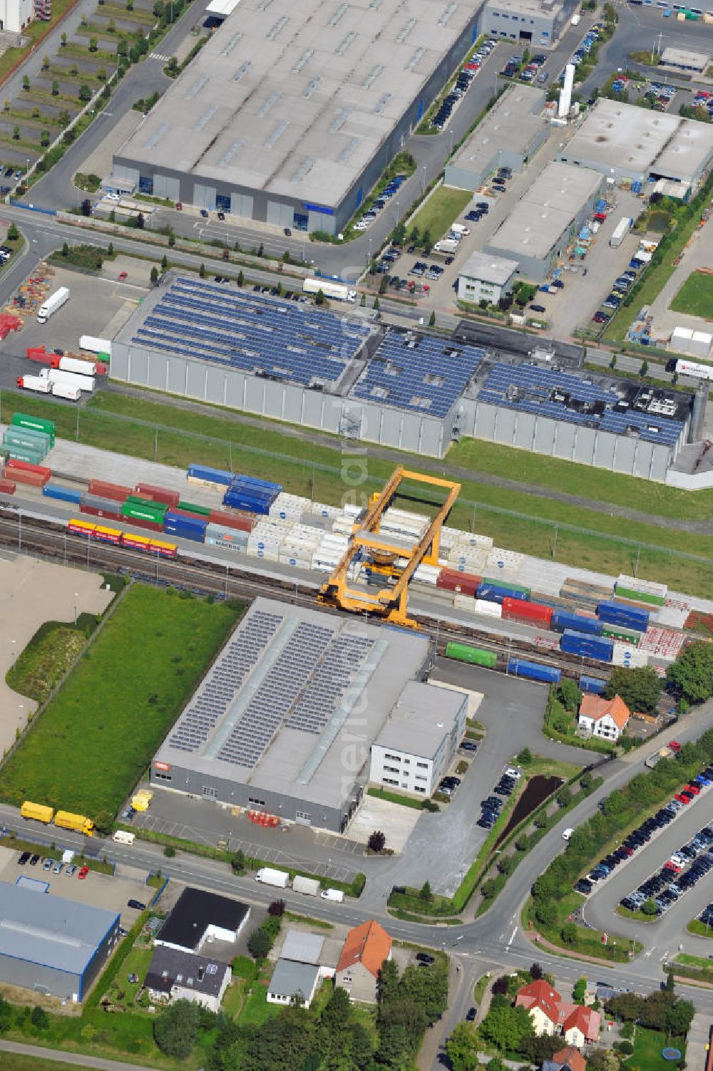 Aerial photograph Bönen - Bürogebäude mit Logistikhalle an der Weetfelder Straße 41 in Bönen in Nordrhein-Westfalen / North Rhine-Westphalia. Ein Projekt der Unternehmensgruppe Markus Gerold. Mieter ist die TNT Innight GmbH & Co. KG.