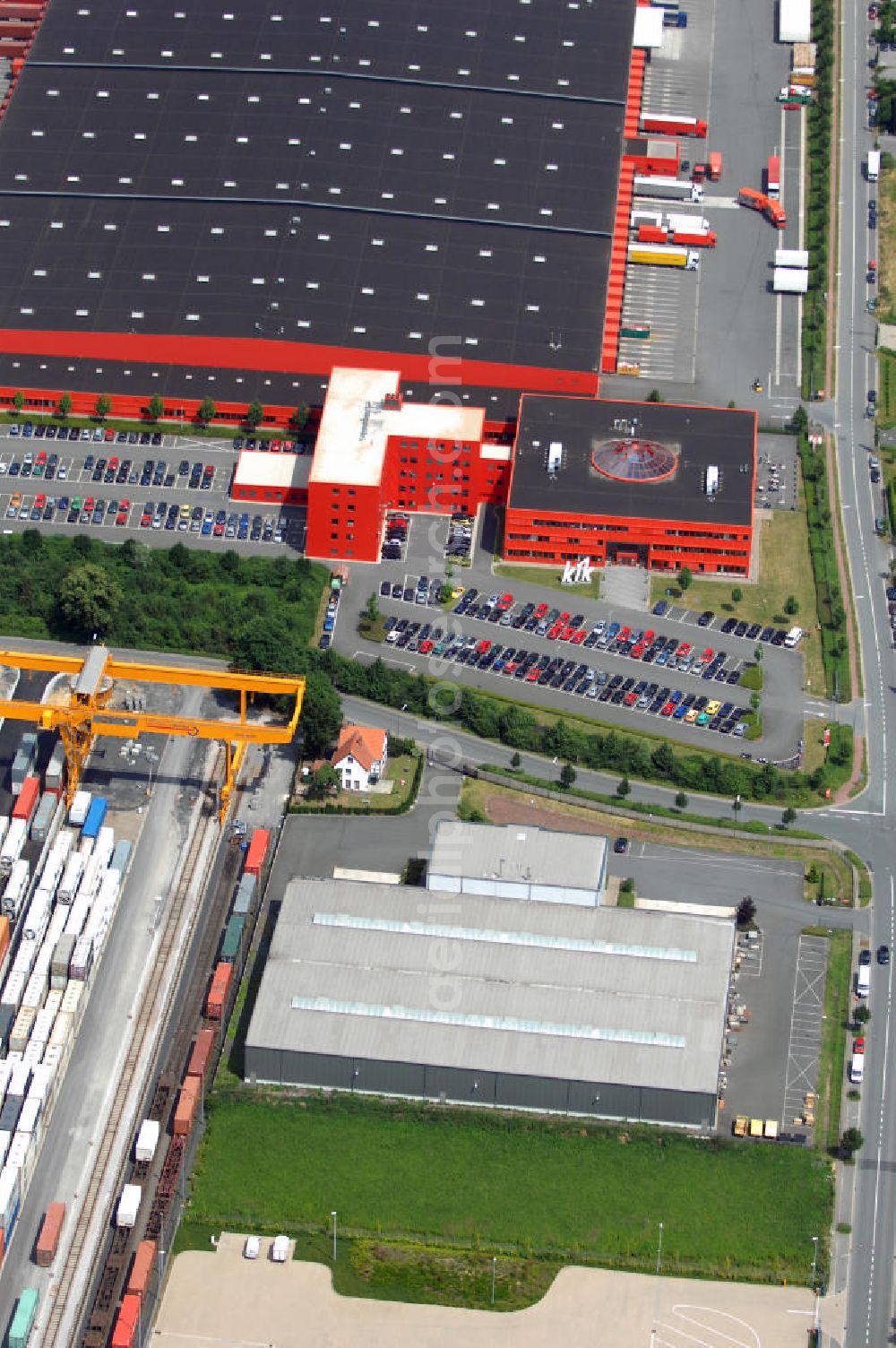 Bönen from the bird's eye view: Bürogebäude mit Logistikhalle (5.125 m²) im Gewerbegebiet. Adresse: Weetfelder Str. 41, 59199 Bönen; Vermietung / Verwaltung: Unternehmensgruppe Markus Gerold, An der Vaerstbrücke 1, 59425 Unna, Tel. +49(0)2303 25036-26, Fax +49(0)2303 25036-27, E-Mail: info@markus-gerold.de