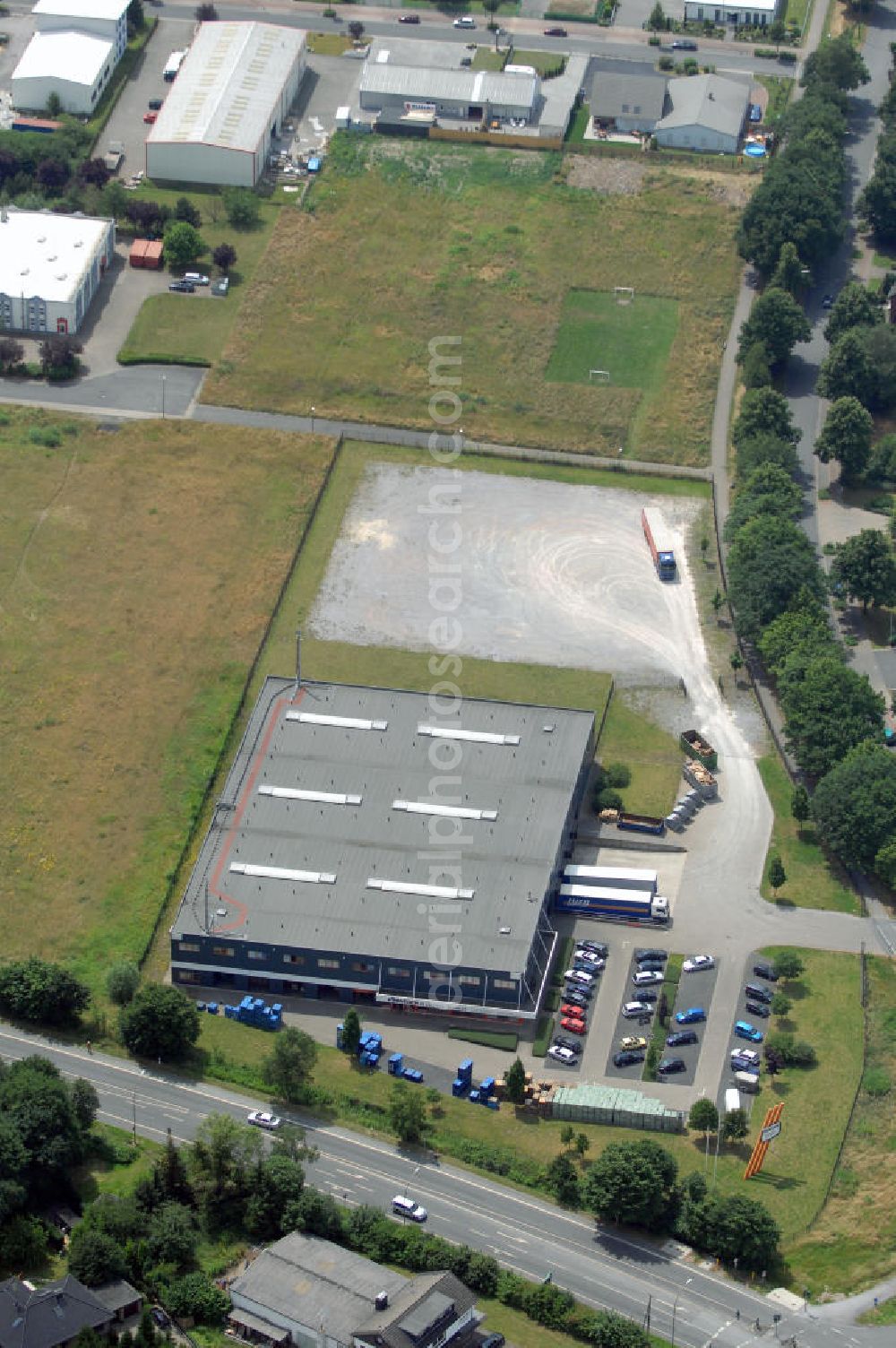 Bergkamen - Rünthe from above - Bürogebäude mit Logistikzentrum der Finnveden Bulten GmbH, Industriestr. 20, 59192 Bergkamen-Rünthe, Tel. +49(0)2389 782-0, Fax +49(0)2389 782-43; Vermietung / Verwaltung: Unternehmensgruppe Markus Gerold, An der Vaerstbrücke 1, 59425 Unna, Tel. +49(0)2303 25036-26, Fax +49(0)2303 25036-27, E-Mail: info@markus-gerold.de